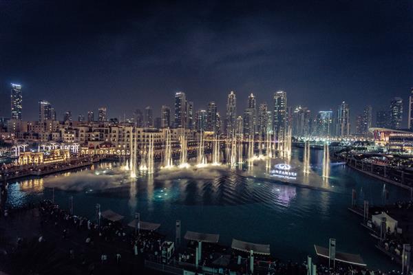 إنفيني تعكس فنيًا نشاطات الدماغ من خلال عرضًا نابضًا بالحياة في نافورة دبي